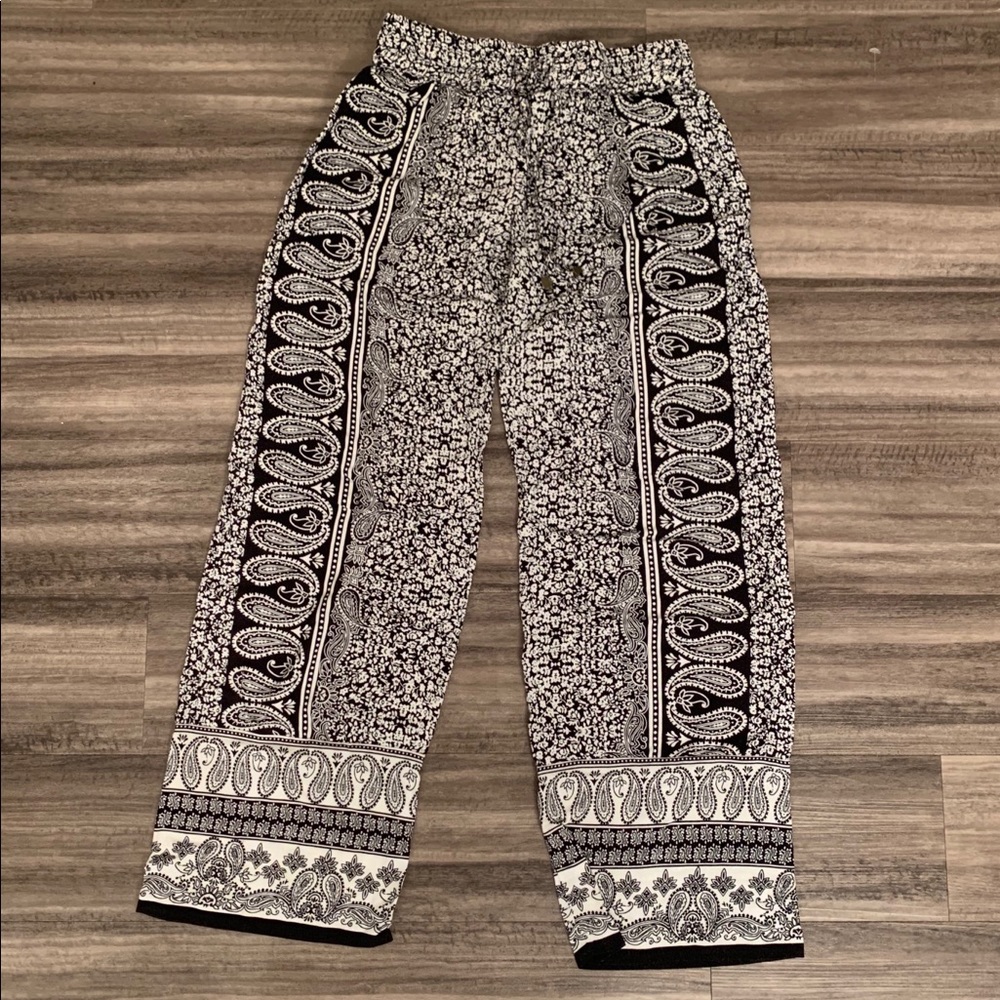 Flowy Drawstring Pants 🖤 - Picture 3 of 5